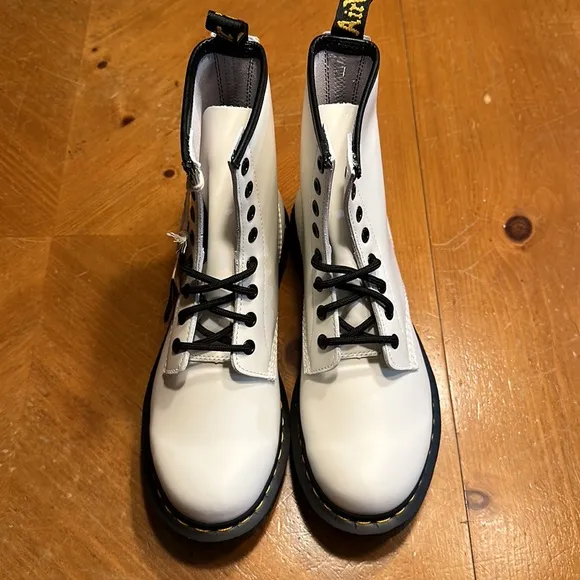 Women’s Dr. Martens 1460 Smooth Leather Combat Boots White 8-Eye Size 8 NEW