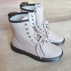 WOMEN'S DR. MARTENS TAUPE ZAVALA COMBAT BOOTS Size M5 L6