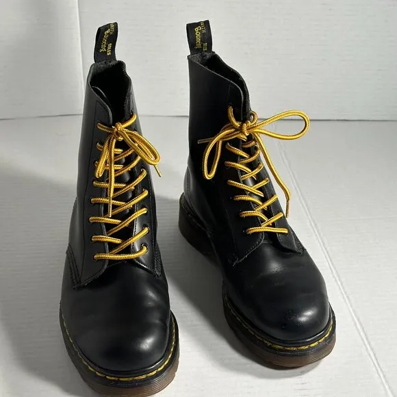 WOMEN'S SIZE 6 DR MARTENS BLACK BOOTS