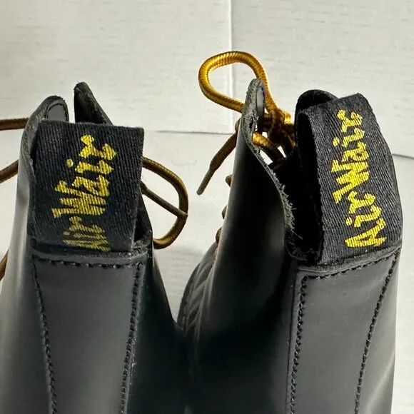 WOMEN'S SIZE 6 DR MARTENS BLACK BOOTS