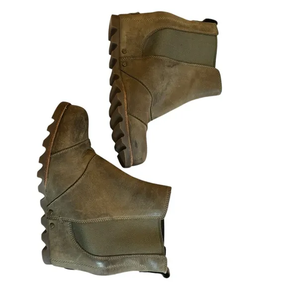 Womens SOREL Lea Elk II Peatmoss Olive Green Leather Hidden Wedge Chelsea 7.5
