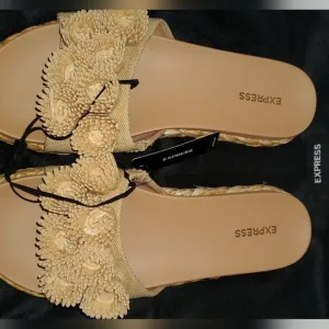 Woven Flower Strap Sandals